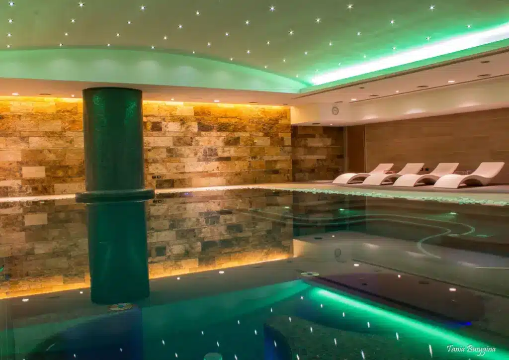Hvor bør man bo på Sardinia? De 8 beste områdene og gode hoteller 16 UNAHOTELS T Hotel Cagliari basseng
