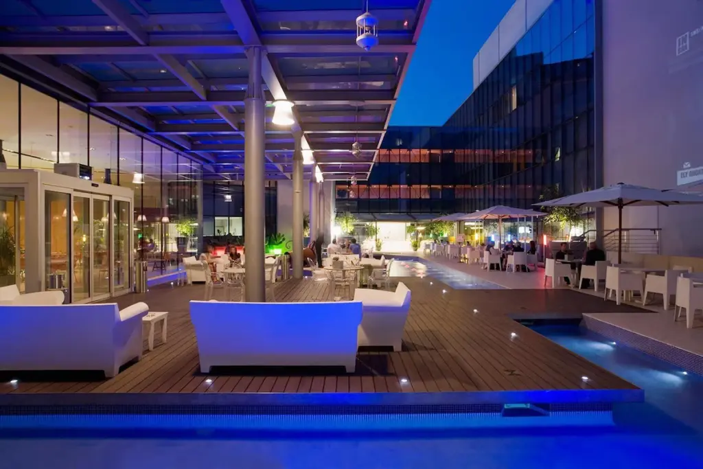 Hvor bør man bo på Sardinia? De 8 beste områdene og gode hoteller 15 UNAHOTELS T Hotel Cagliari