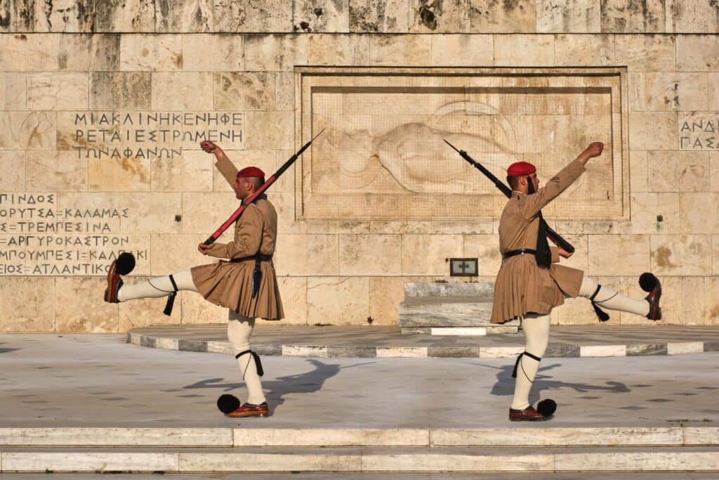 Severdigheter i Athen: de 20 beste tingene å se og gjøre 6 Vaktskiftet på Syntagma-plassen
