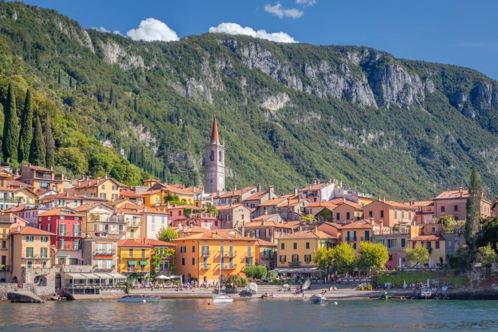 Varenna, vakker by ved Comosjøen med togstasjon