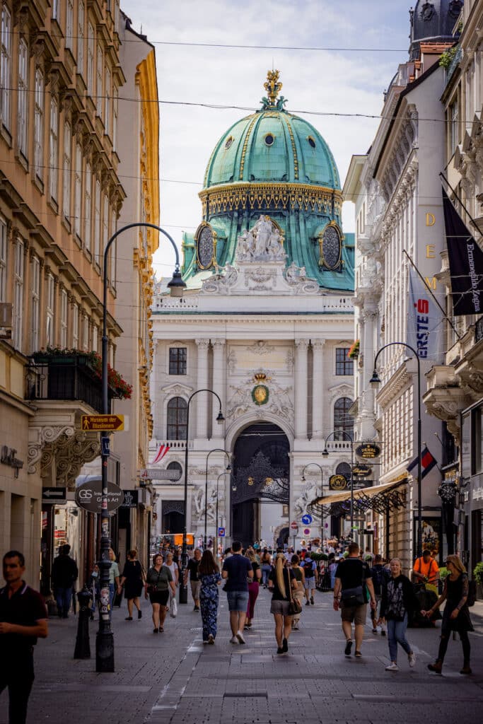 Gågate i Wien med utsikt mot Hofburg