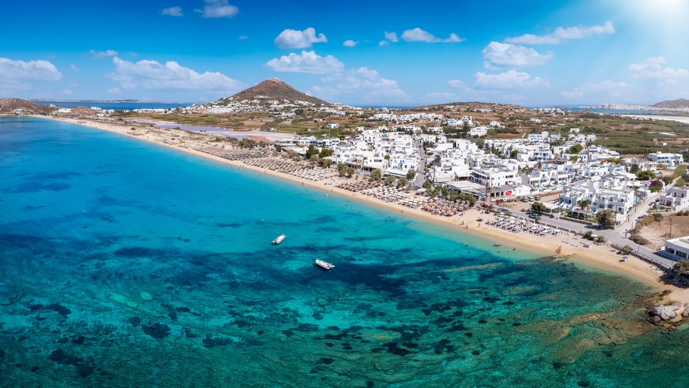 Hvor bør man bo på Naxos? De 6 beste områdene & gode hoteller 4 Stranden Agios Prokopios på Naxos sett fra luften
