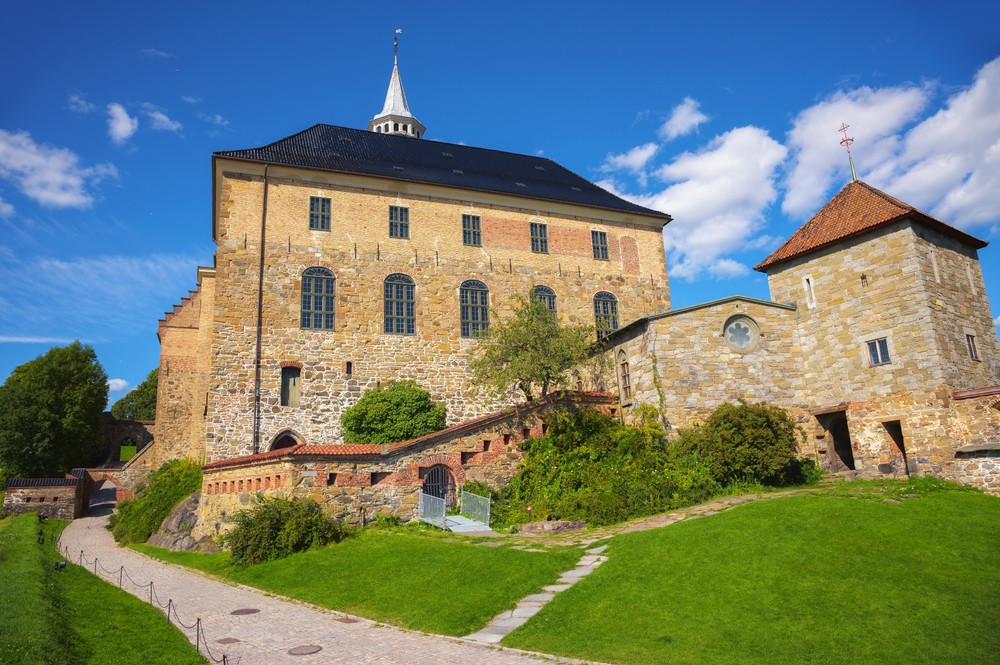 Akershus festning med steinmurer og tårn i Oslo