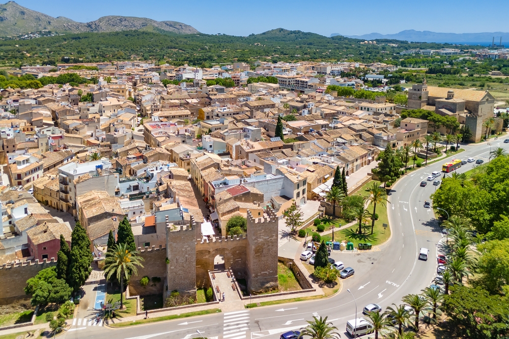 Severdigheter på Mallorca: de 17 beste tingene å se og gjøre 12 Alcúdia og bymurene rundt gamlebyen sett fra luften