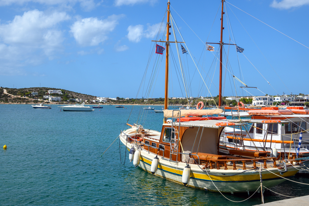 Fiskebåter i havnen i Aliki på Paros