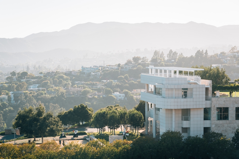 Severdigheter i Los Angeles: de 19 beste tingene å se og gjøre 5 Arkitekturen på Getty Center med fjellene i bakgrunnen i Los Angeles