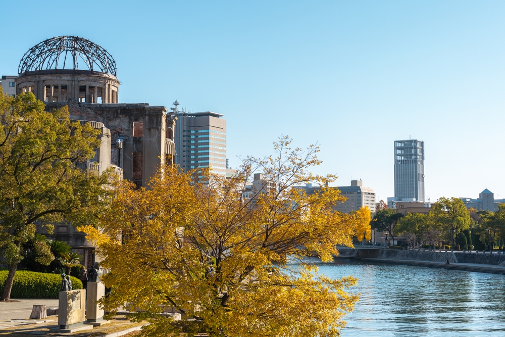 Atombombekuppelen ved elven Motoyasu i Fredsparken i Hiroshima om høsten
