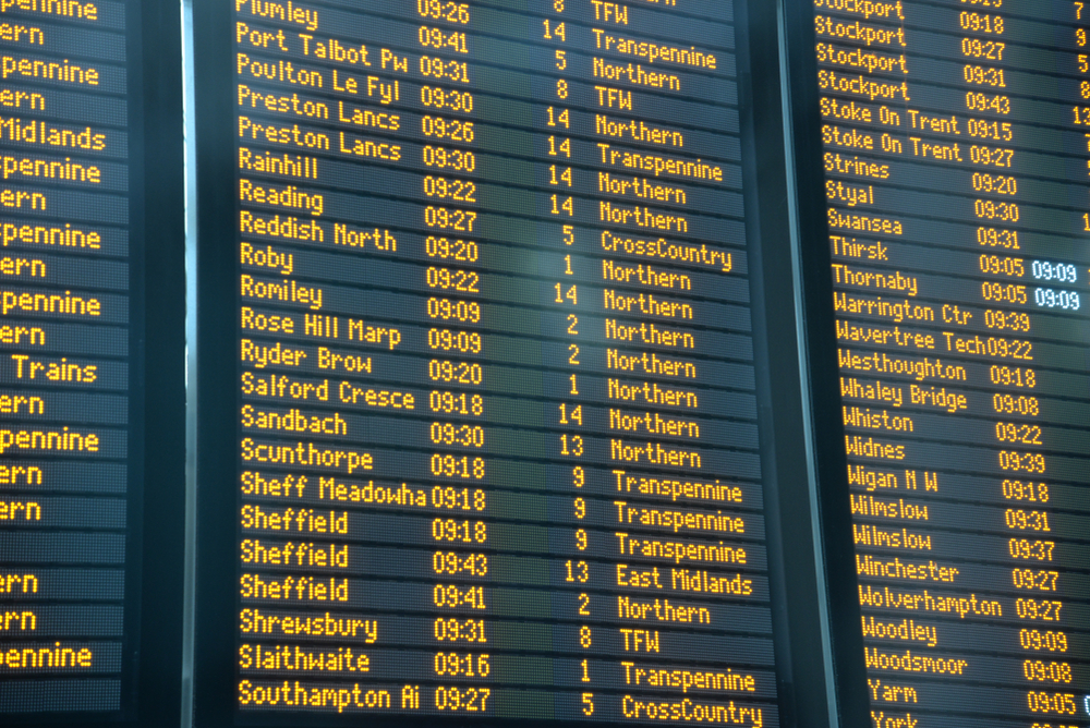 Fra Manchester lufthavn til sentrum - transportguide 2 Avgangstavlen på Manchester Piccadilly stasjon