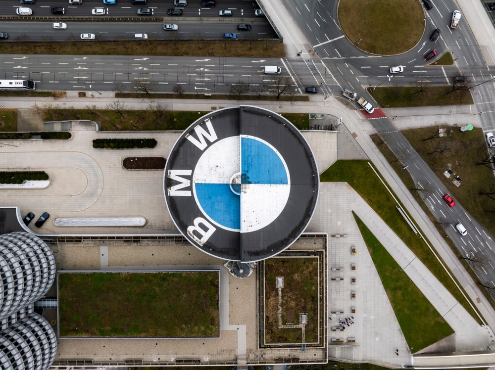 Severdigheter i München: de 18 beste tingene å se og gjøre 11 BMW Museum, BMW Welt og BMW-tårnet i München sett fra luften