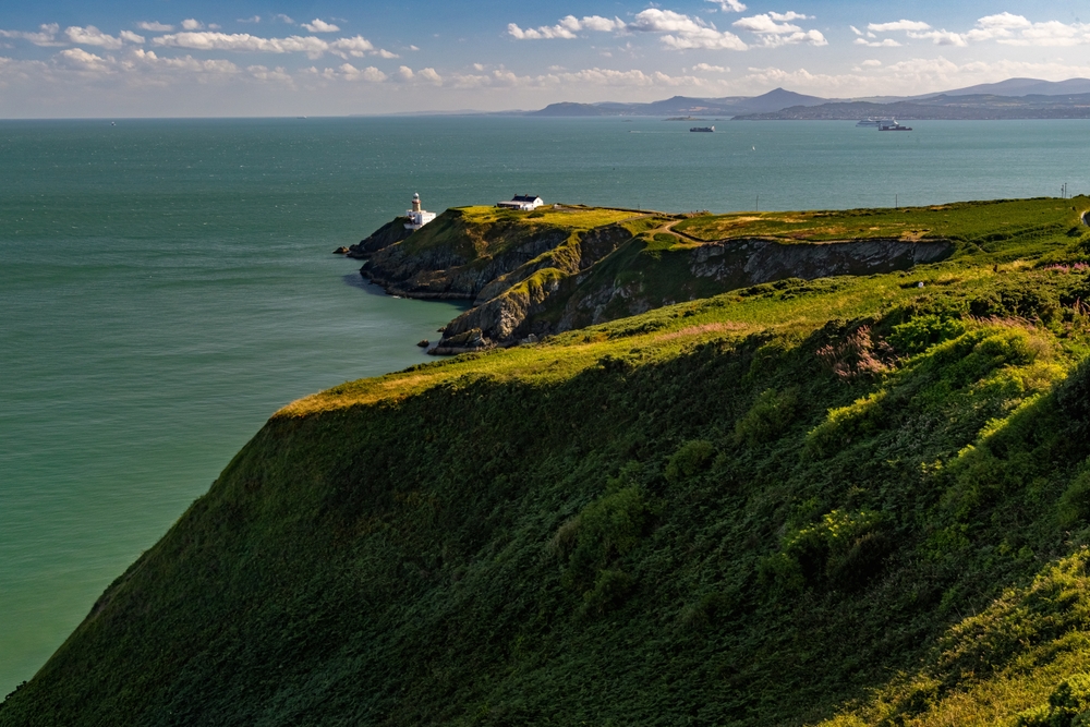 Baily Lighthouse på klippene ved Howth nord for Dublin