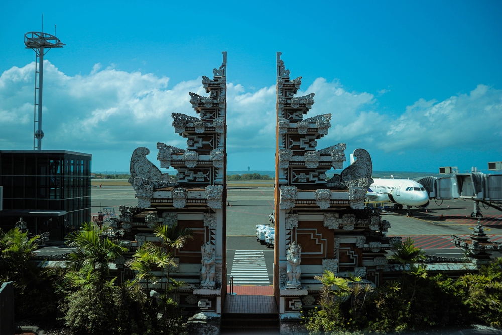 Den tradisjonelle balinesiske porten ved Bali lufthavn, I Gusti Ngurah Rai International Airport
