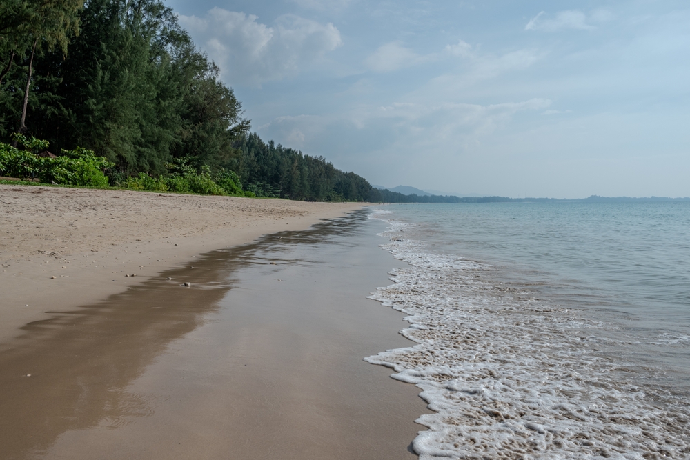 Hvor bør man bo i Khao Lak? De 5 beste områdene & gode hoteller 6 Bang Sak Beach nord for Khao Lak med gyllen sand og klart vann