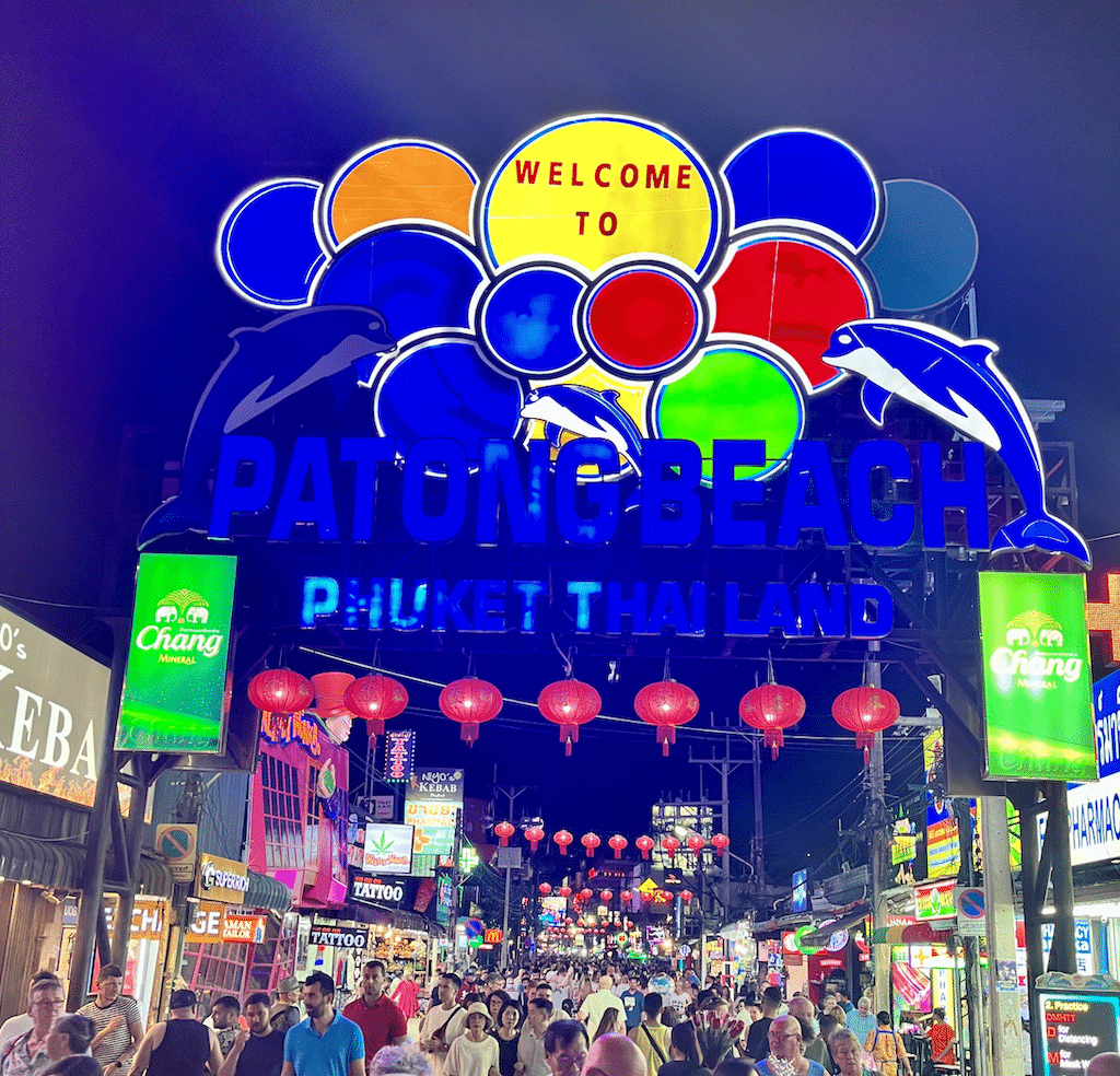 Bangla Road i Patong på Phuket om kvelden