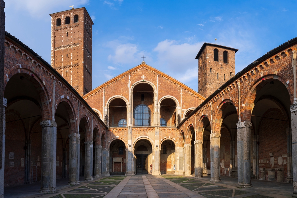 20 severdigheter i Milano: høydepunkter, museer og dagsturer 9 Søylegården foran Basilica di Sant Ambrogio i Milano