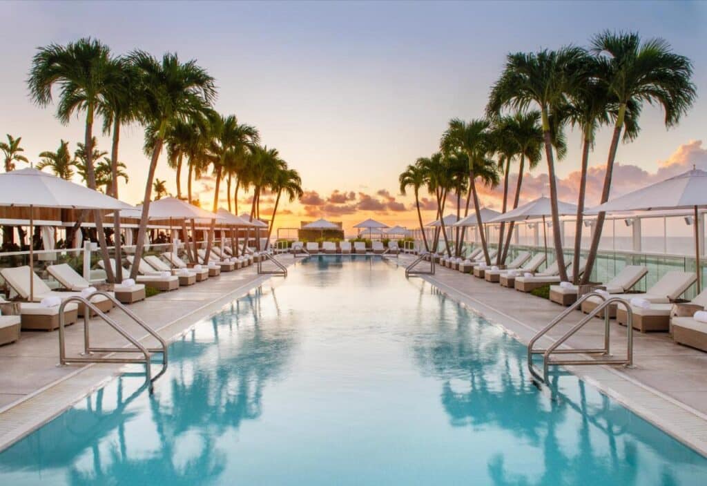 Bassengområdet på 1 Hotel South Beach