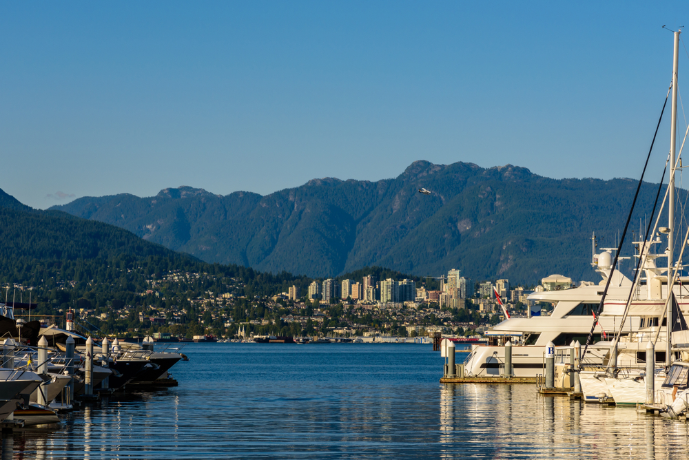 Båter i marinaen i Coal Harbour i Vancouver en solrik sommerdag