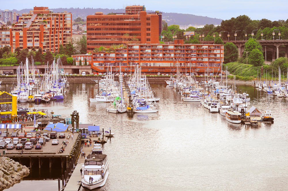 Båter ved Granville Island Public Market i Vancouver om kvelden