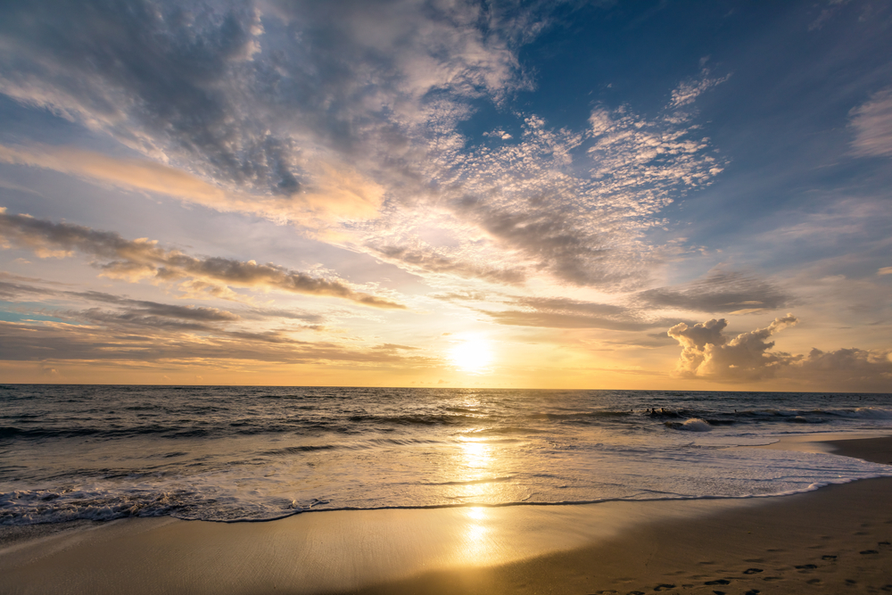 Fra Bali lufthavn til Seminyak, Canggu og Ubud - transportguide 3 Solnedgang over stranden Batu Bolong i Canggu på Bali