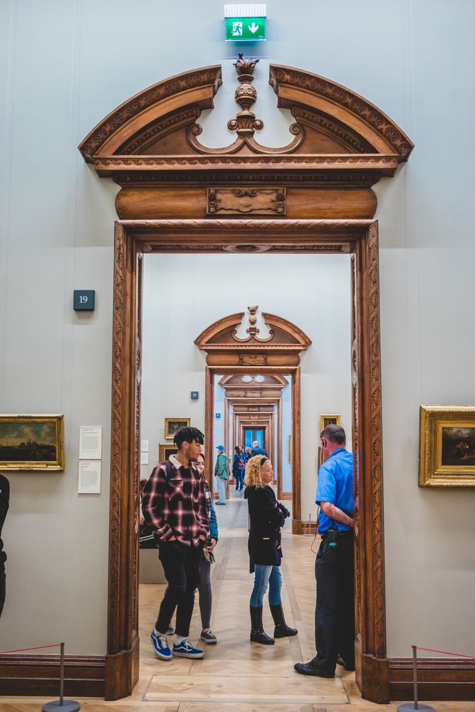 Besøkende ser på kunst i National Gallery of Ireland i Dublin