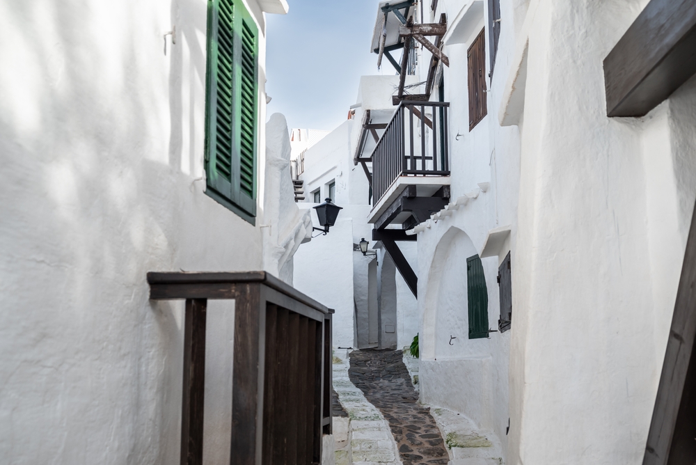 Hvor bør man bo på Menorca? De 6 beste områdene og hotellene 7 Den hvite landsbyen Binibeca Vell på Menorca