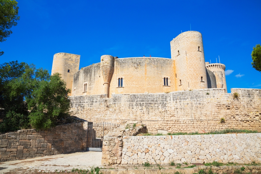 Severdigheter på Mallorca: de 17 beste tingene å se og gjøre 10 Borgen Castell de Bellver over Palma de Mallorca