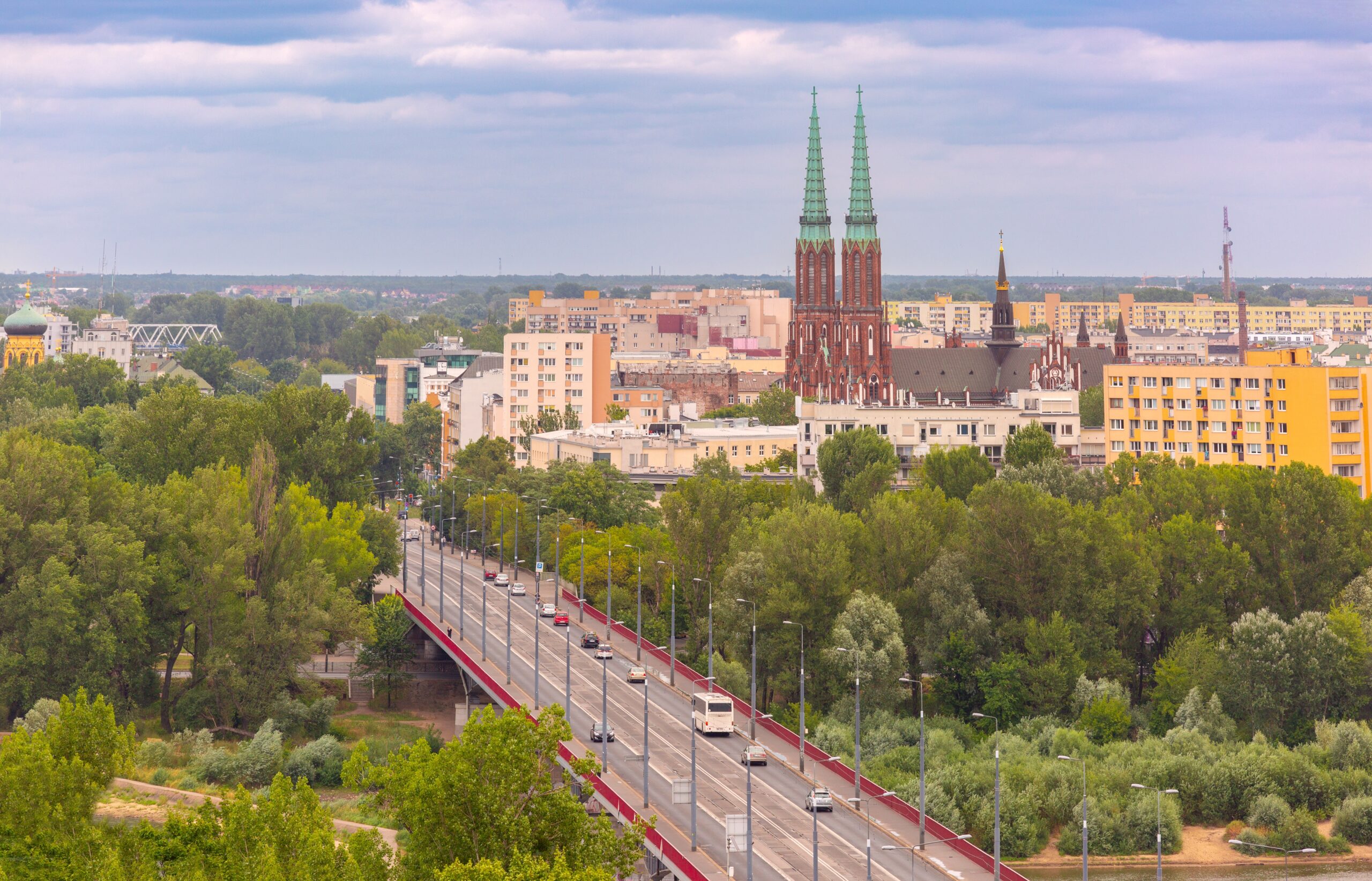 Hvor bør man bo i Warszawa? De 6 beste områdene & gode hoteller 7 Bro mot Praga i Warszawa med katedralen Sankt Mikael og Sankt Florian