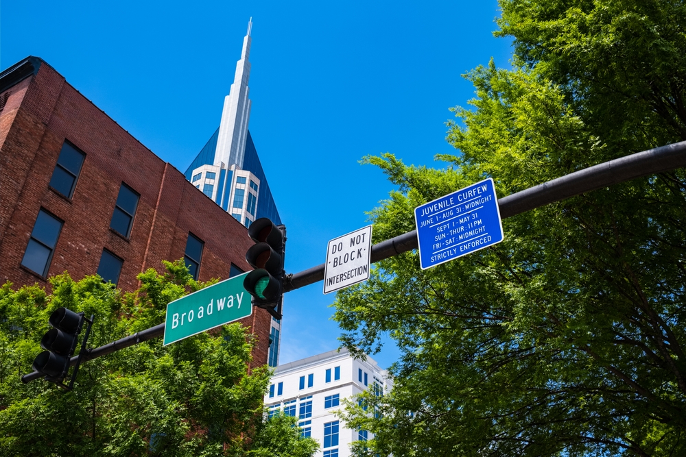 Broadway i downtown Nashville med eldre og moderne bygninger