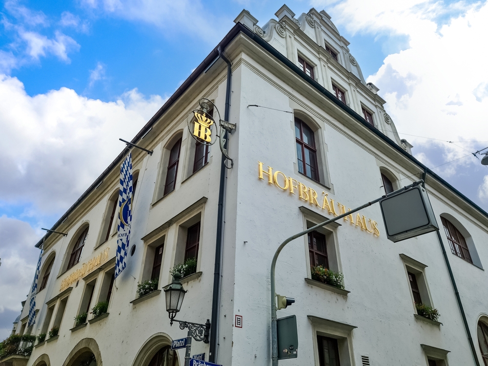 Severdigheter i München: de 18 beste tingene å se og gjøre 7 Bygningen med ølhallen Hofbräuhaus am Platzl i sentrum av München