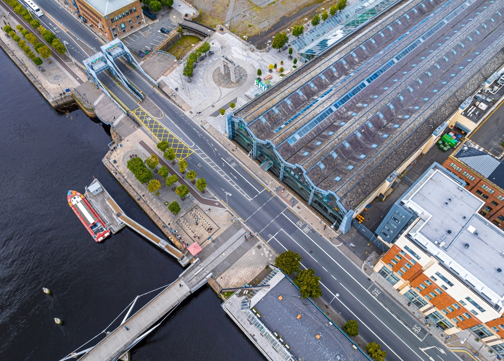 CHQ-bygningen med EPIC The Irish Emigration Museum ved elven Liffey sett fra lufta