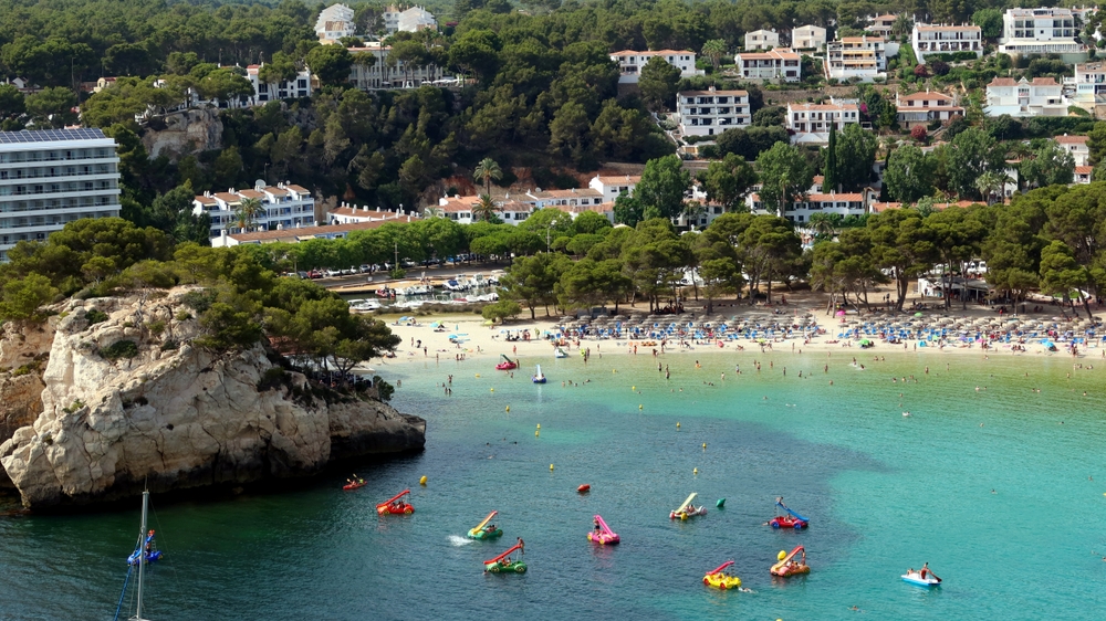 Hvor bør man bo på Menorca? De 6 beste områdene og hotellene 4 Bukten og stranden i Cala Galdana på Menorca