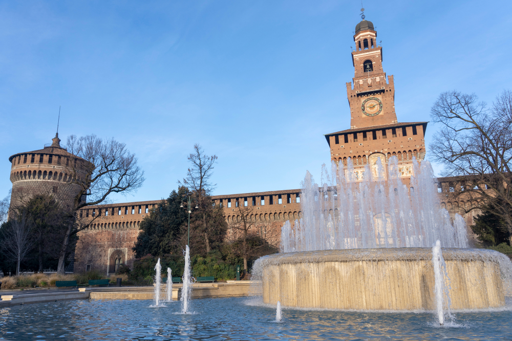 20 severdigheter i Milano: høydepunkter, museer og dagsturer 6 Filarete-tårnet og fontenen foran Castello Sforzesco i Milano