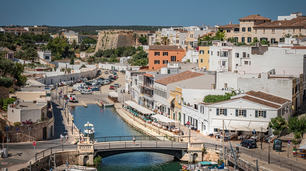 Hvor bør man bo på Menorca? De 6 beste områdene og hotellene 2 Fargerike hus ved havnen i Ciutadella på Menorca