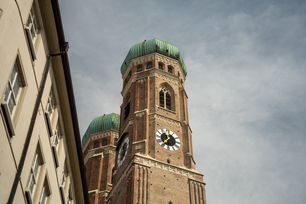 Severdigheter i München: de 18 beste tingene å se og gjøre 3 De to tårnene på Frauenkirche med de grønne kuplene i München