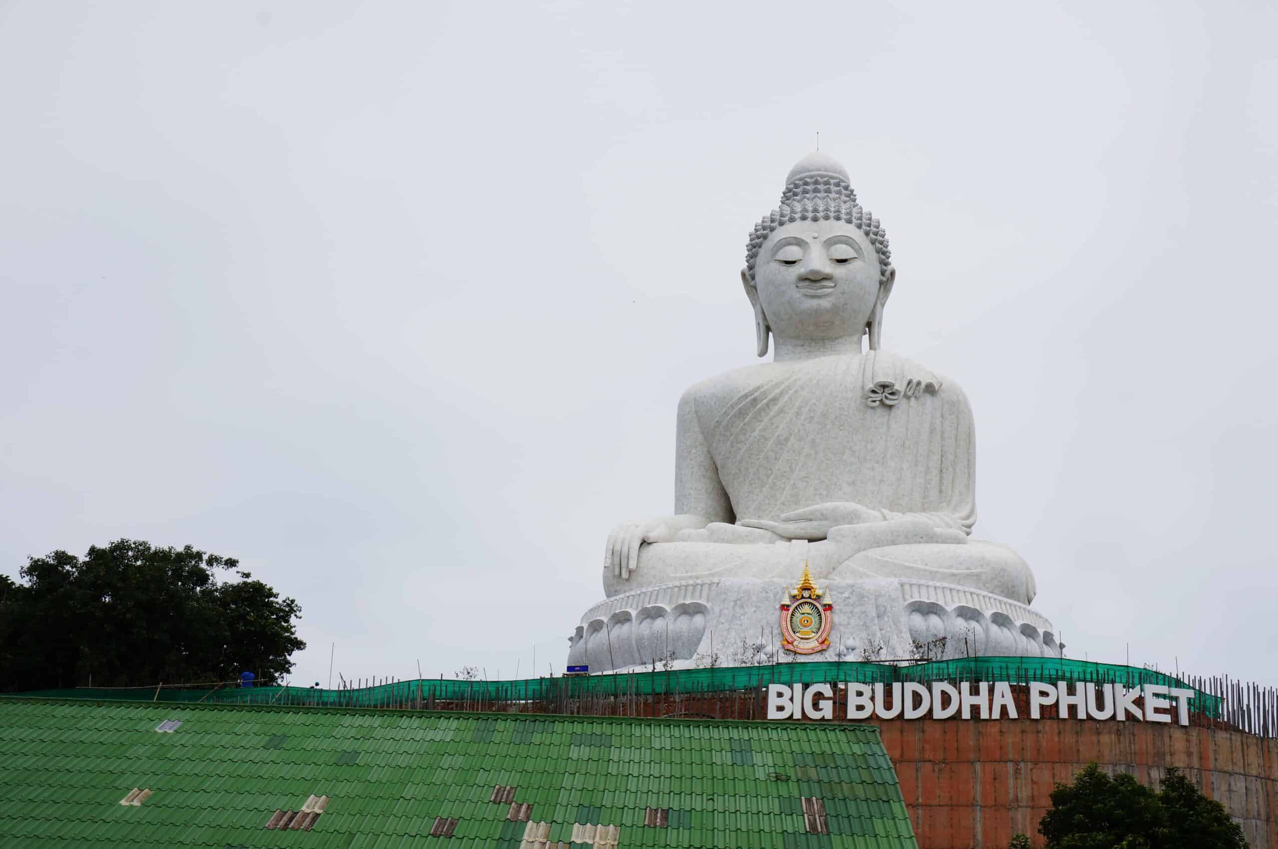 Den hvite Big Buddha-statuen på fjellet Nakkerd på Phuket