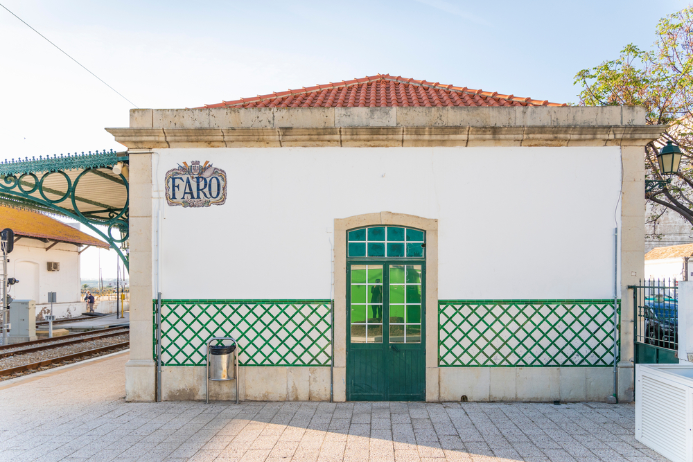 Den hvite stasjonsbygningen i Faro i Algarve