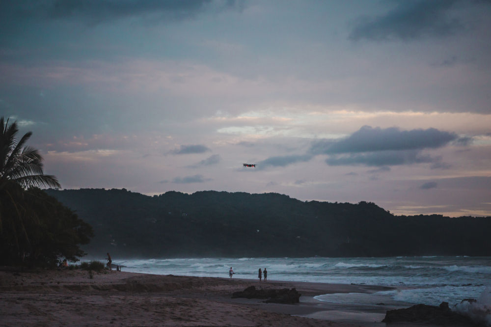 Den lange sandstranden ved Playa Carmen i Santa Teresa i solnedgang sett fra luften