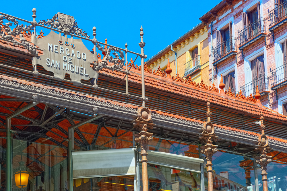 Den overdekkede markedshallen Mercado de San Miguel i Madrid