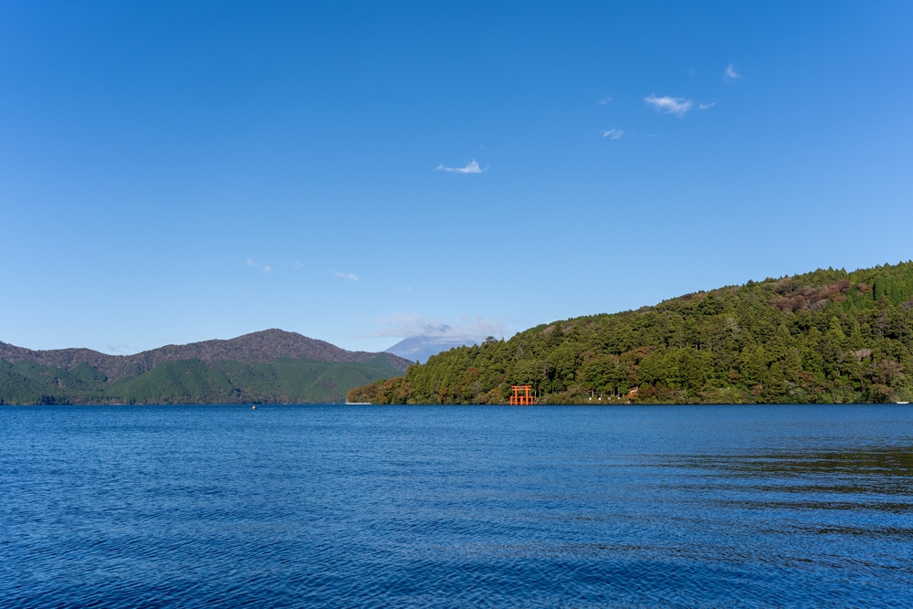 Den røde torii-porten ved Ashi-sjøen i Hakone med Fuji-fjellet i bakgrunnen