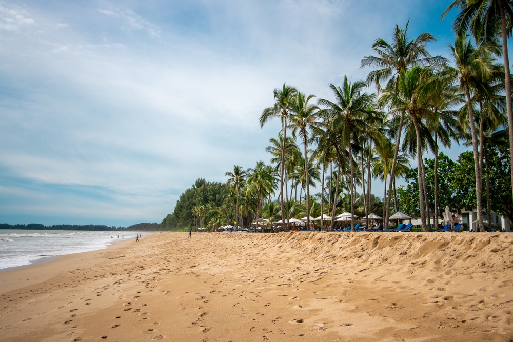 Hvor bør man bo i Khao Lak? De 5 beste områdene & gode hoteller 4 Den rolige stranden Khuk Khak Beach i Khao Lak