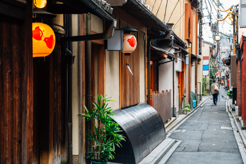 Den smale restaurantgaten Pontocho ved Kawaramachi i Kyoto