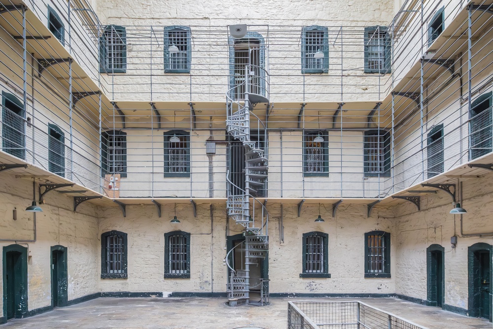 Den store hallen med celler og gallerier i Kilmainham Gaol i Dublin