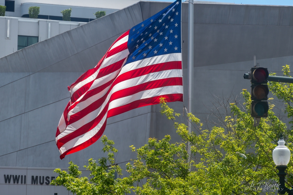 Hvor bør man bo i New Orleans? De 5 beste områdene & gode hoteller 4 Det amerikanske flagget ved National WWII Museum i Warehouse District i New Orleans