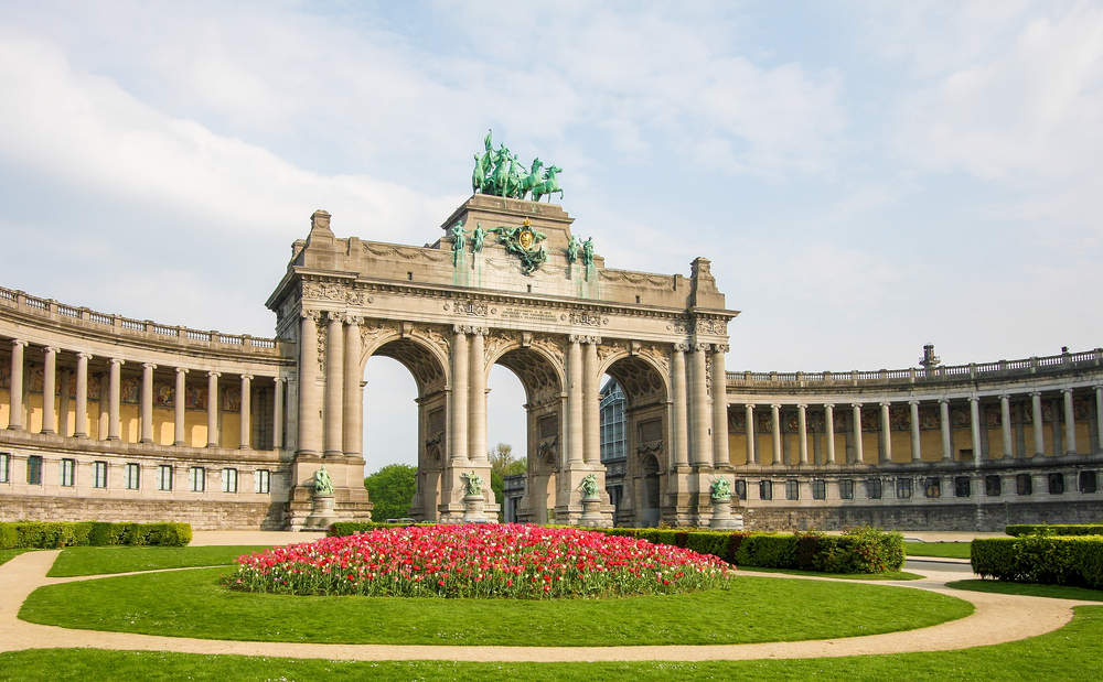 Hvor bør man bo i Brussel? De 6 beste områdene & gode hoteller 6 Triumfbuen i Parc du Cinquantenaire i EU-kvartalet i Brussel