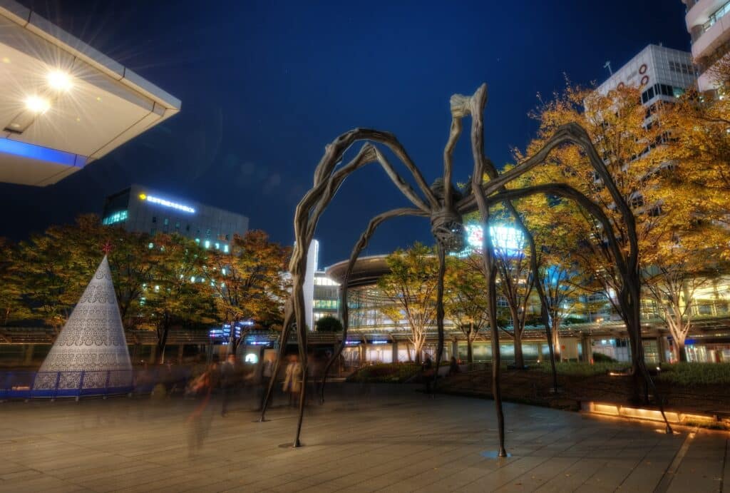 Edderkoppskulpturen ved foten av Mori Tower i Roppongi