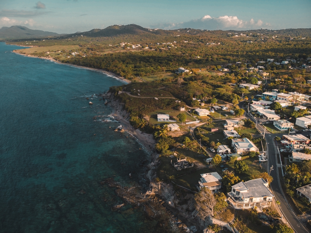 Hvor bør man bo på Puerto Rico? De 7 beste stedene & gode hoteller 6 Esperanza på Vieques sett fra luften med det blå havet