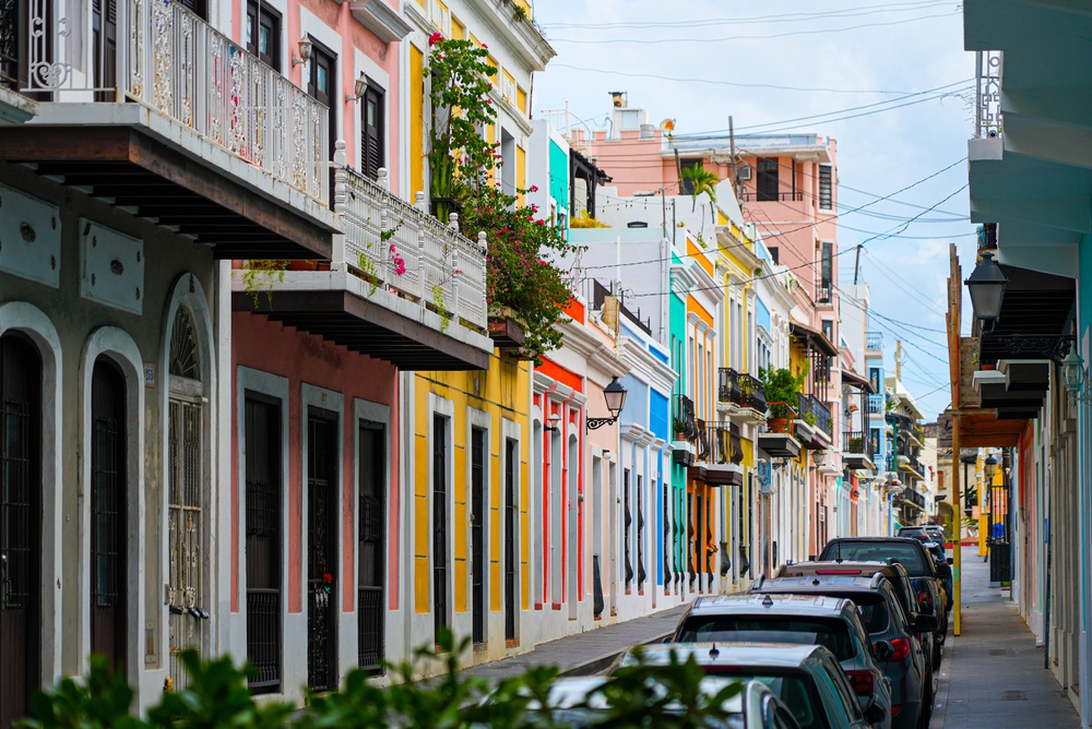 Hvor bør man bo på Puerto Rico? De 7 beste stedene & gode hoteller 2 Fargerike hus fra kolonitiden i Old San Juan på Puerto Rico