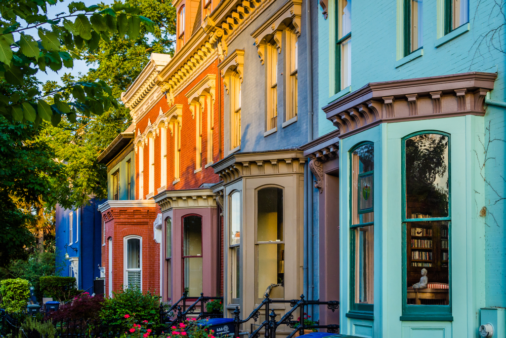 Hvor bør man bo i Washington D.C.? De 6 beste områdene & gode hoteller 6 Fargerike rekkehus i Independence Avenue på Capitol Hill
