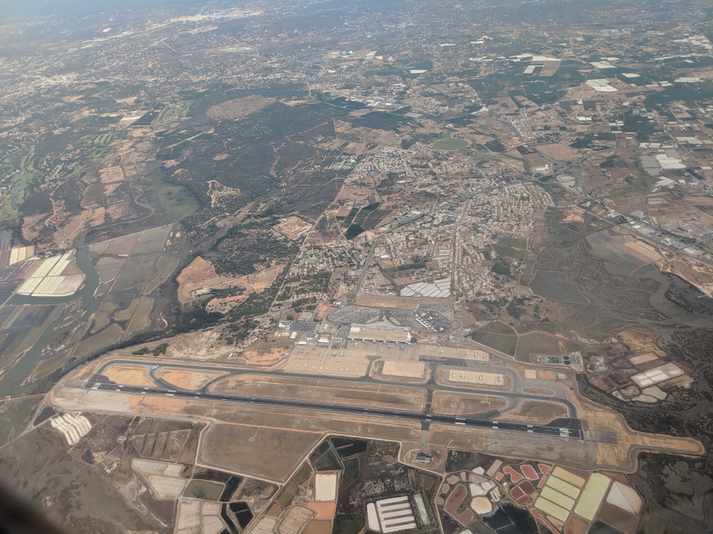 Faro lufthavn i Algarve sett fra et fly