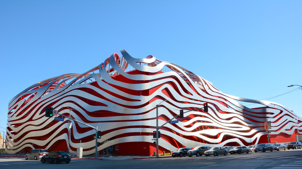 Severdigheter i Los Angeles: de 19 beste tingene å se og gjøre 11 Fasaden på Petersen Automotive Museum på Wilshire Boulevard
