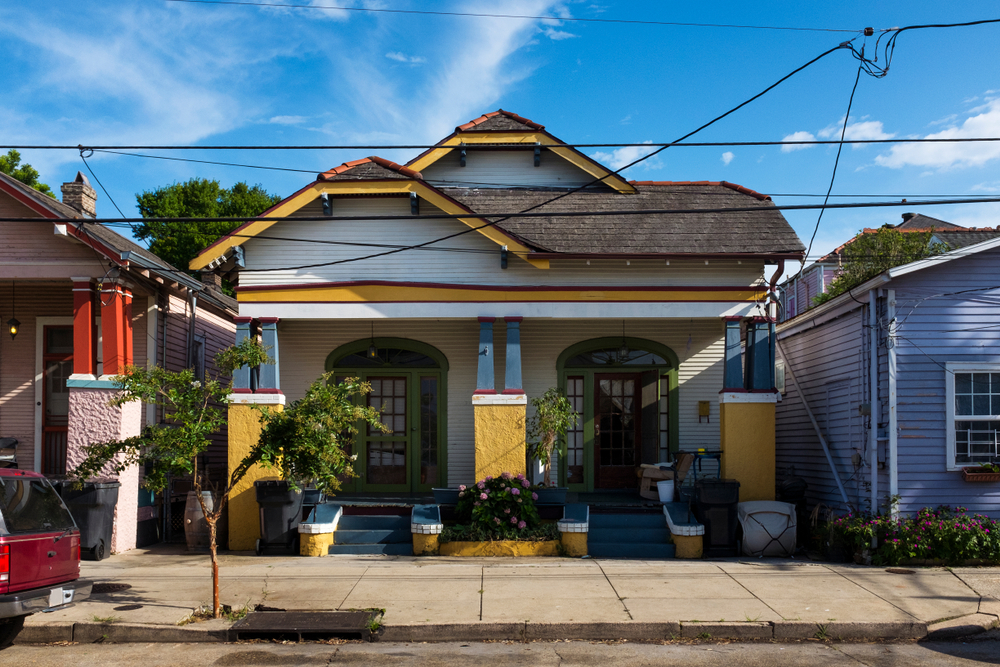 Hvor bør man bo i New Orleans? De 5 beste områdene & gode hoteller 5 Fasaden på et fargerikt tradisjonelt hus i Marigny i New Orleans